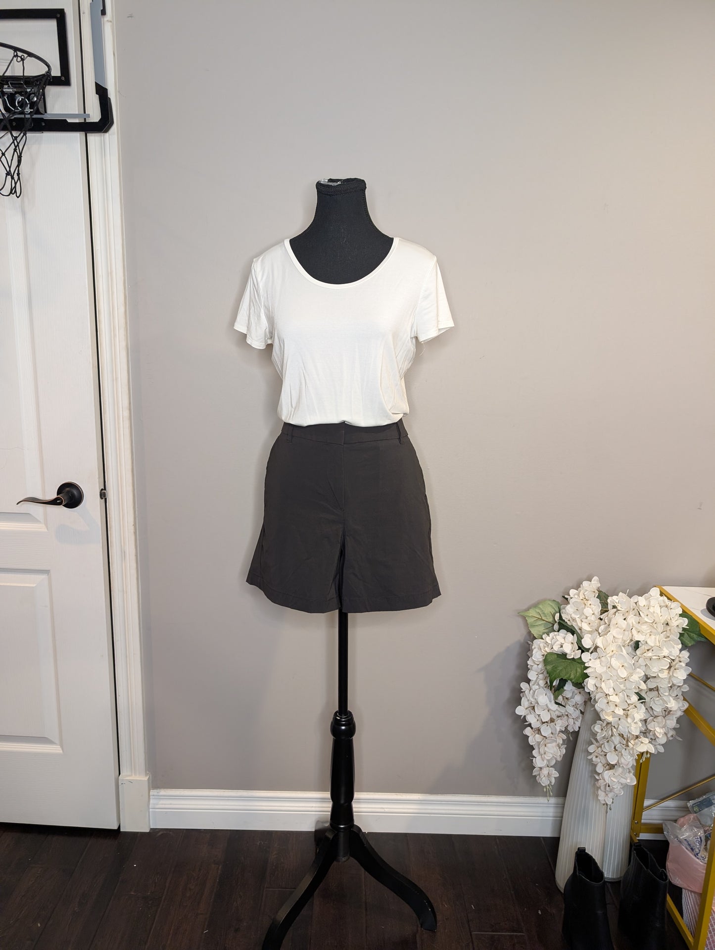 RW&Co Classic T-Shirt — Women's Size Small
