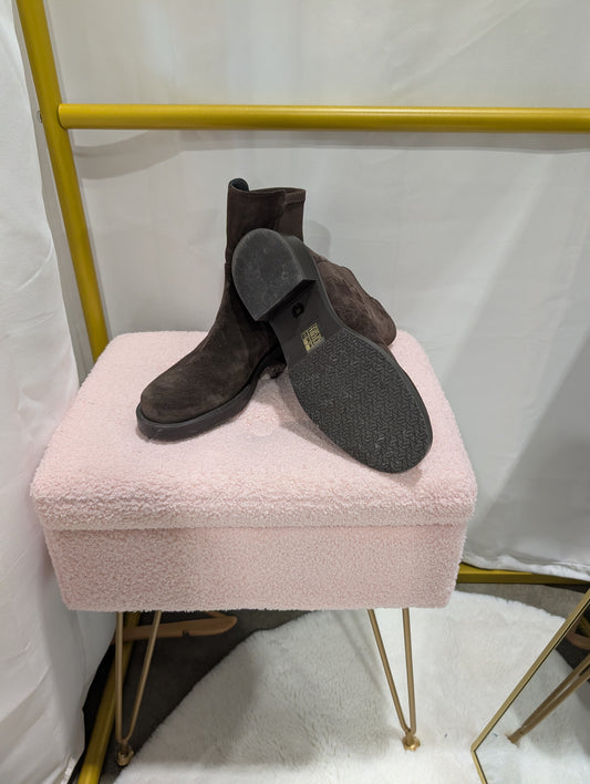 Stuart weisman size 6