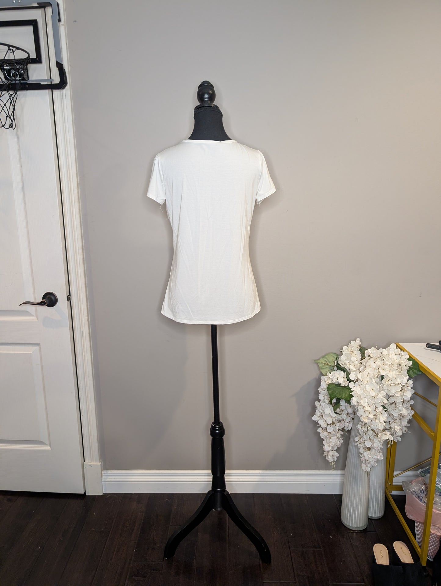 RW&Co Classic T-Shirt — Women's Size Small