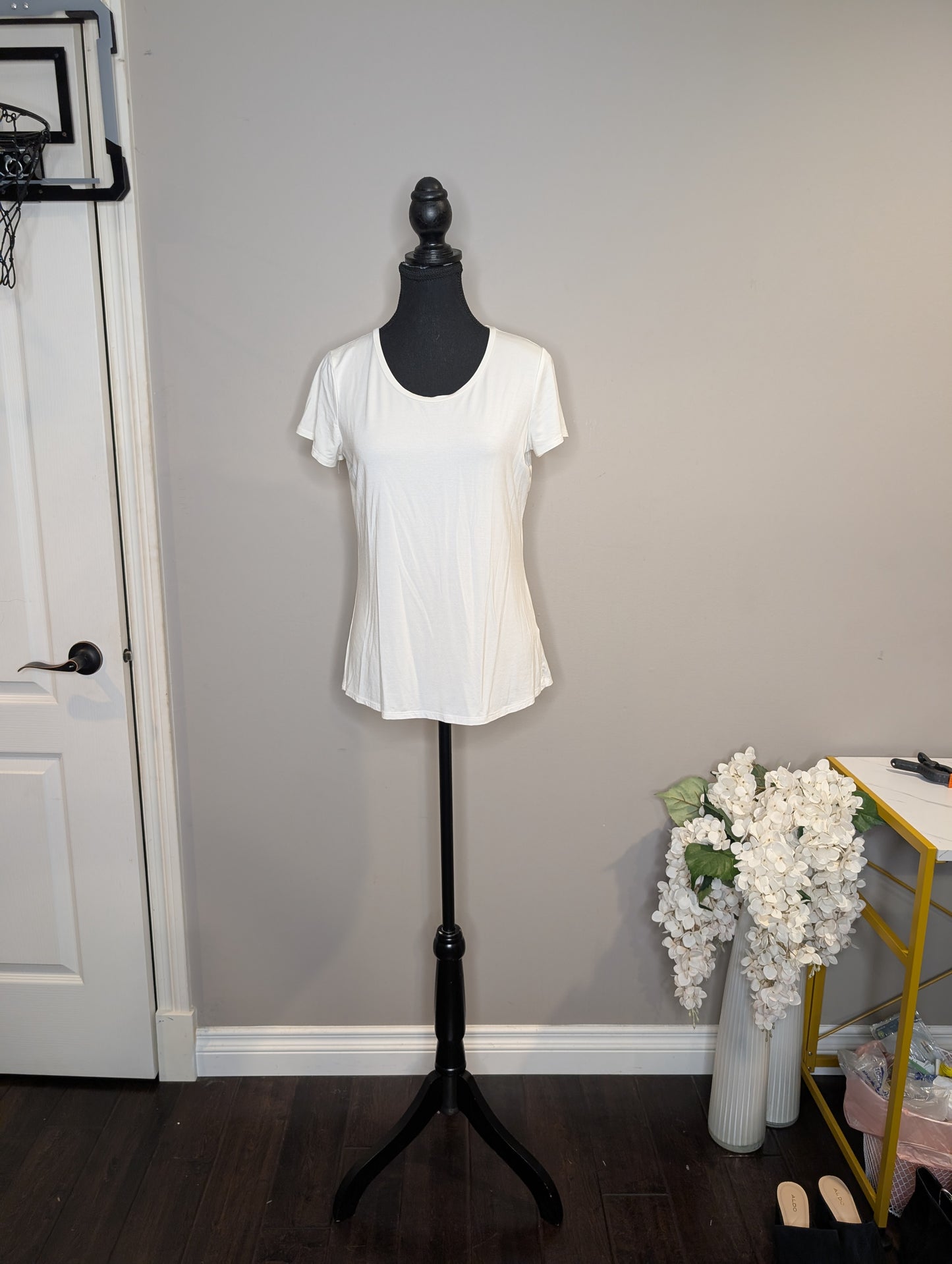 RW&Co Classic T-Shirt — Women's Size Small